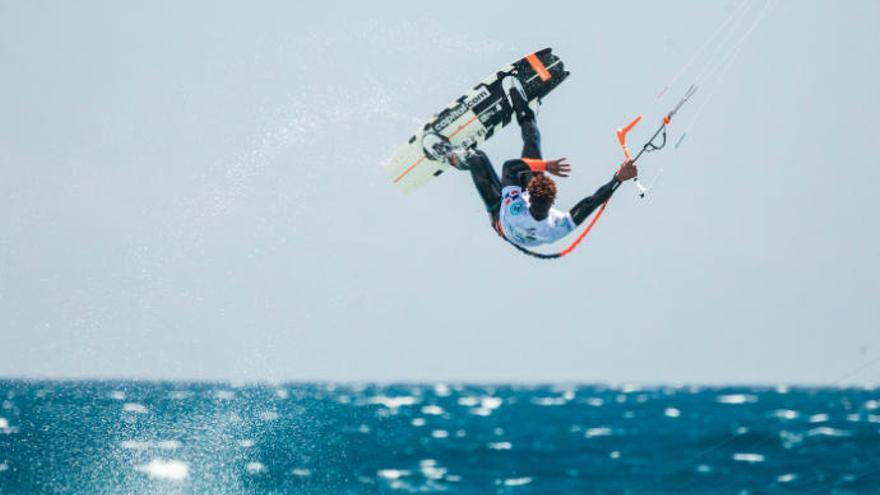 Espectacular imagen de uno de los &#039;riders&#039; durante la primera jornada de competición en la playa grancanaria de Vargas.