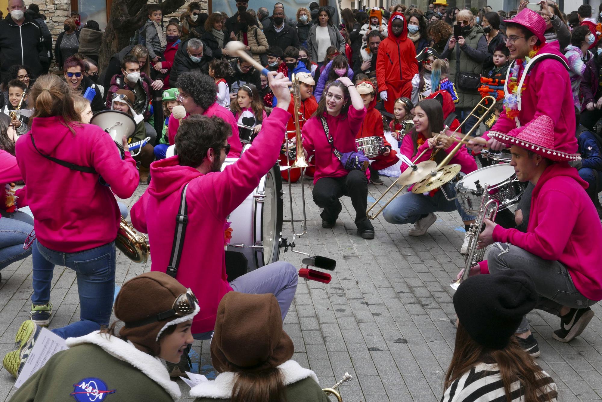 Els infants de Sallent porten als carrers un carnaval fet a la seva mida