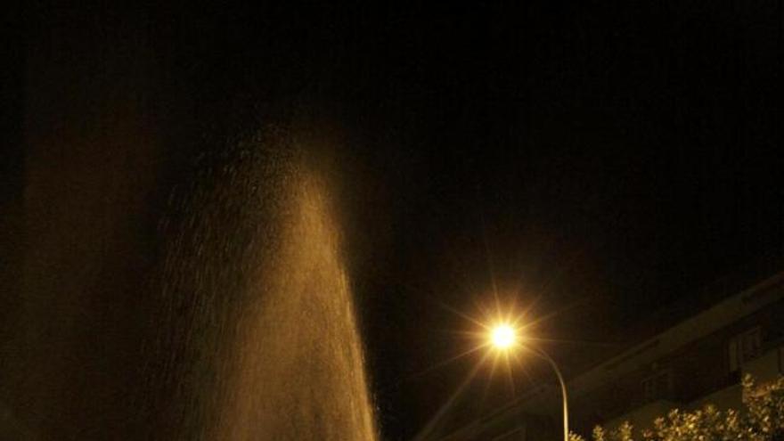 Una zamorana observa el chorro de agua en la avenida Cardenal Cisneros.