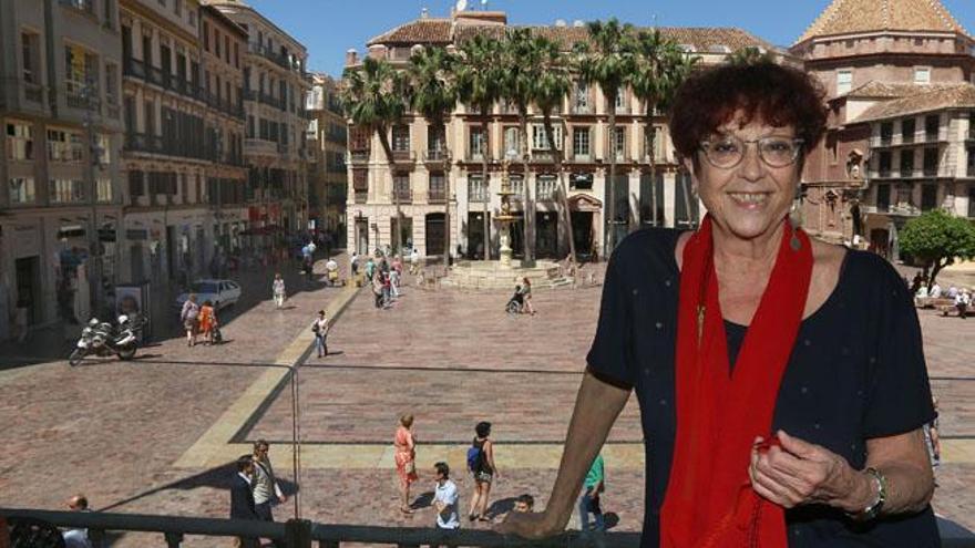 Maruja Torres, asomada a la plaza de la Constitución de Málaga.