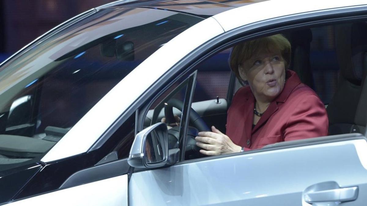 La cancillera Angela Merkel en un coche.