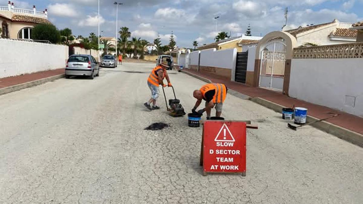 Vecinos de la urbanización Camposol de Mazarrón reparan los baches y desperfectos de las calles.