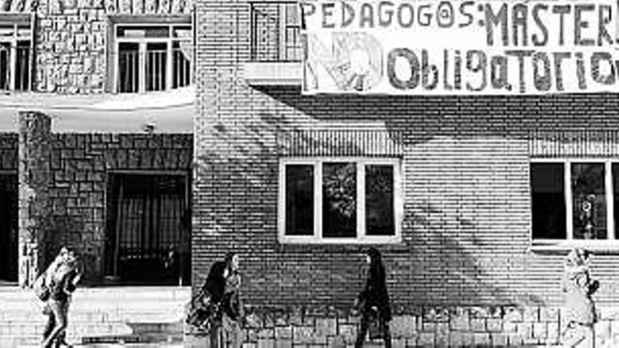 Pancarta instalada en la fachada de la Facultad de Pedagogía, en Oviedo.