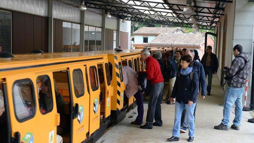 Viajeros subiendo al tren minero el pasado sábado.