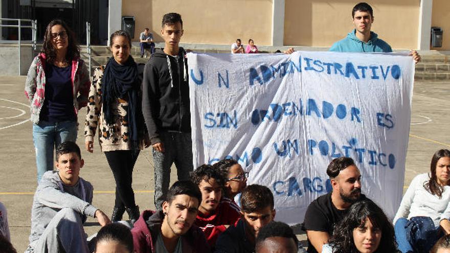 Los alumnos de FP de Cruz de Piedra se movilizan por la falta de ordenadores