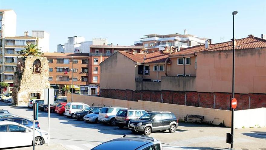 Un aparcamiento, asfaltado y dos viales, ligados a la venta de suelo