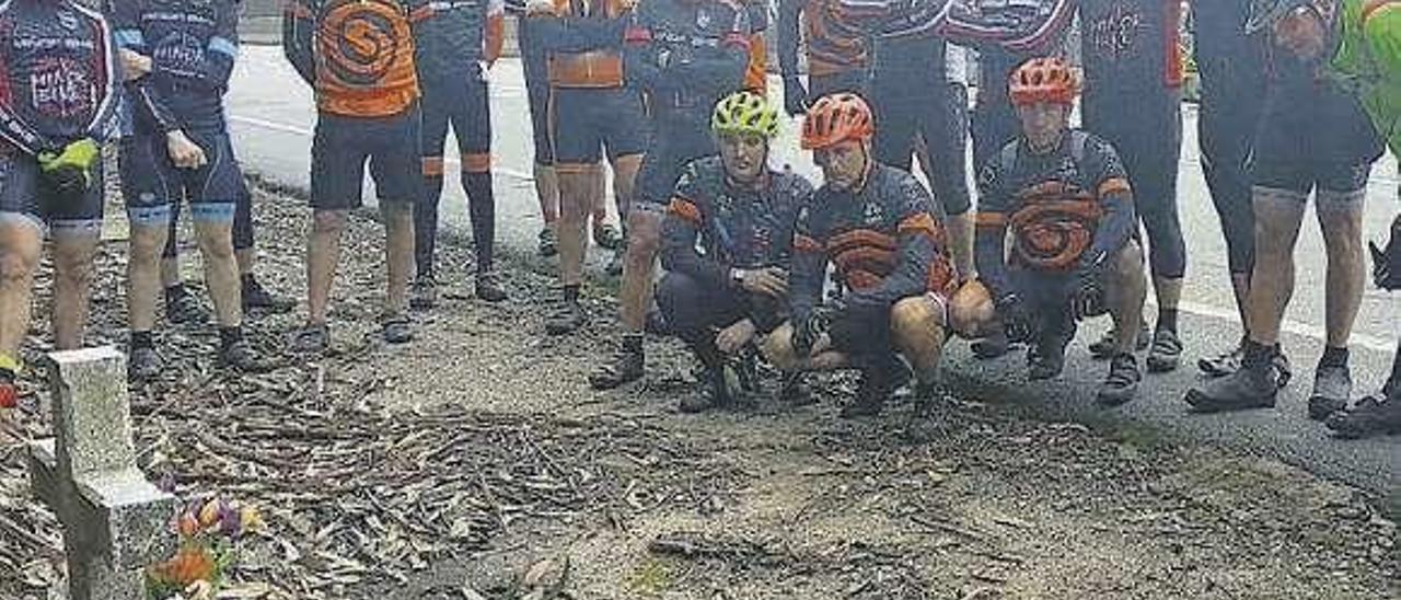 Último homenaje a los ciclistas fallecidos en el lugar del siniestro.