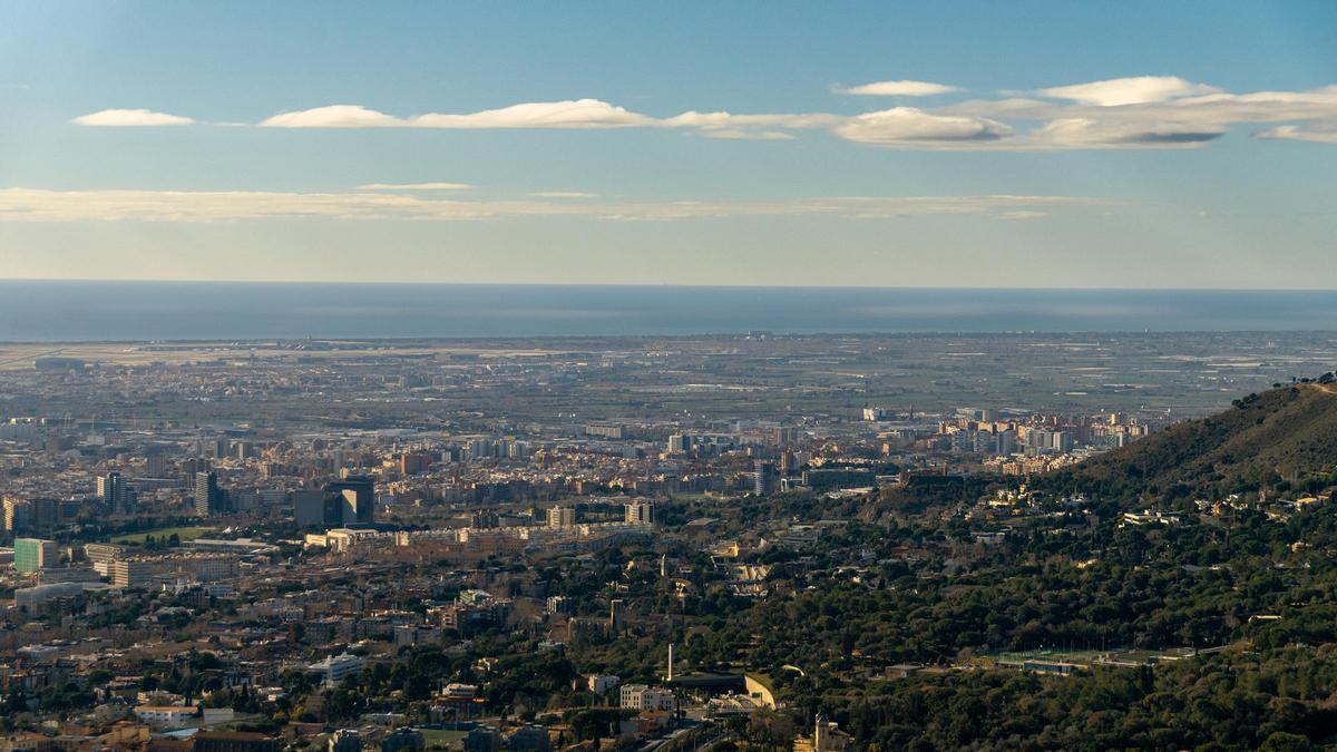 Curioso tren de nubes lenticulares de viento, el 12 de febrero del 2024