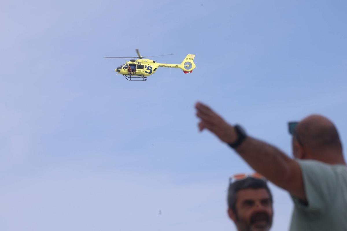 Intensa búsqueda en Salinas del joven Iyán Fariña, desaparecido cuando se bañaba en el mar