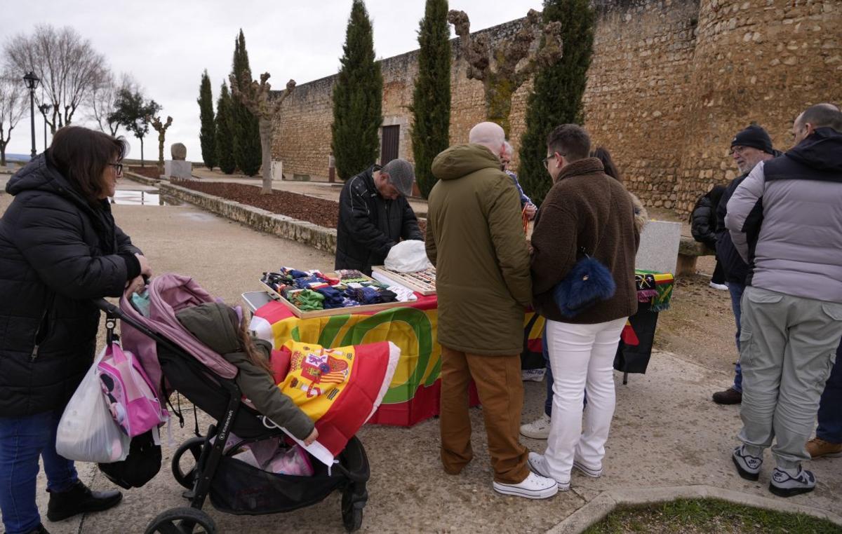 Puesto de artículos promocionales de Vox, con algunas mercancías pre constitucionales.  | JOSE LUIS FERNÁNDEZ