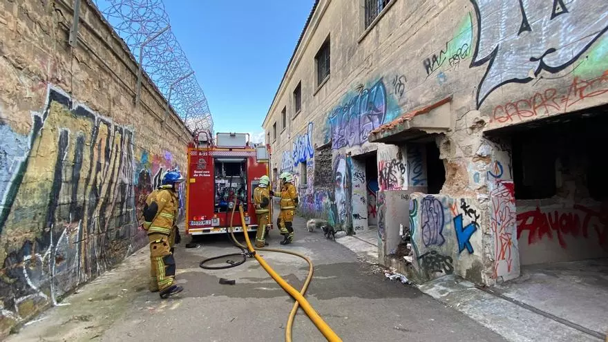 VÍDEO | Alarma por un incendio de basura en la antigua cárcel de Palma