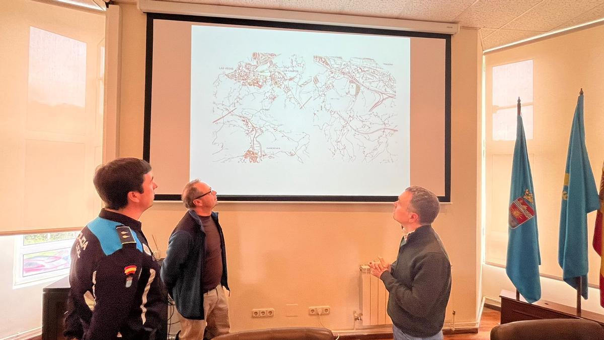 El alcalde de Corvera, Iván Fernandez, supervisa la ubicación de las cámaras junto al concejal de Seguridad, Antonio Durán; y el jefe de la Policía Local de Corvera, Rubén Lorenzo.
