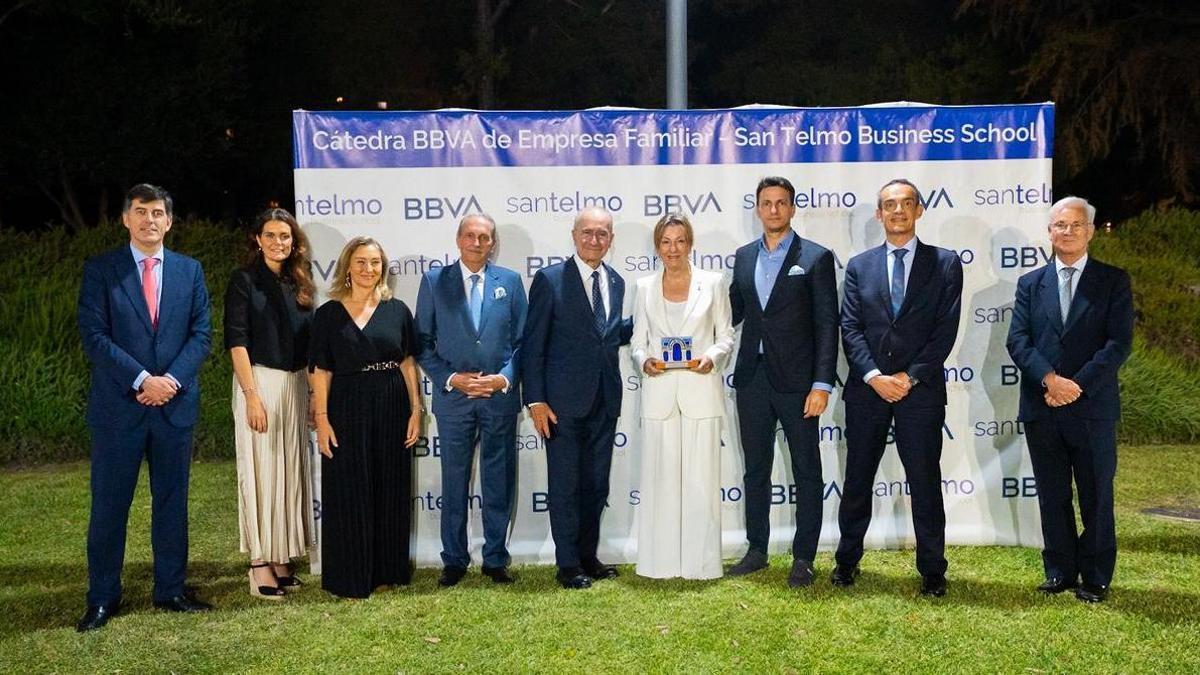 La presidenta de Hutesa, Mari Paz Hurtado, con su premio, acompañada entre otros por el alcalde de Málaga, Francisco de la Torre; la presidenta del Consejo Asesor de la Cátedra BBVA Empresa Familiar de San Telmo Business School, Ana Cano; el director territorial Sur de BBVA, Francisco Javier Jerez; el director general de San Telmo Business School, Juan Pérez; y la directora académica de la Cátedra BBVA de Empresa Familiar, Macarena Selva.