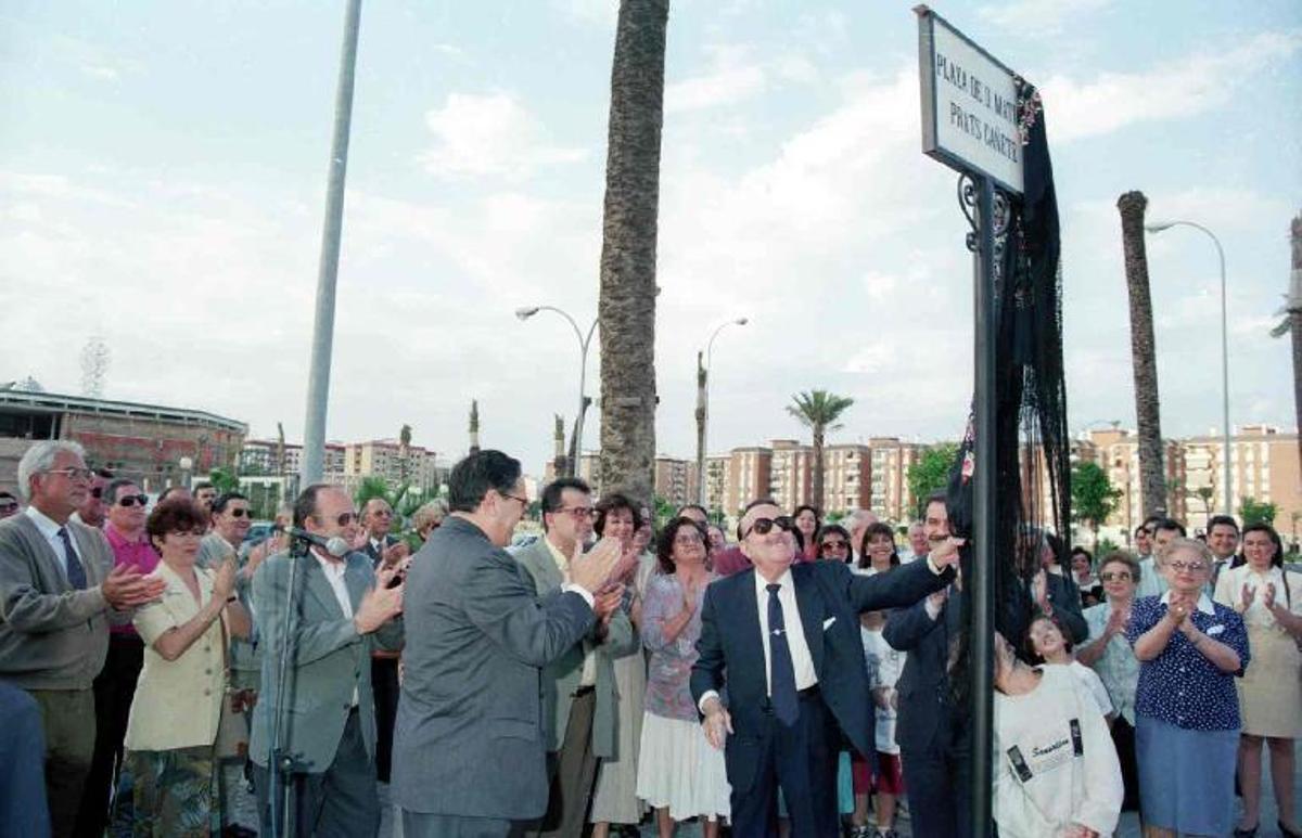 Matías Prats retira el mantón que ocultaba el rótulo de la plaza en 1996.
