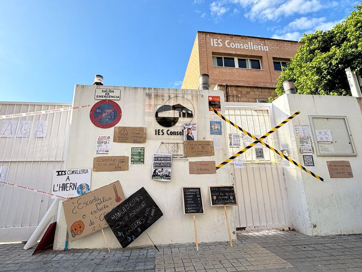 La puerta del centro con carteles de la huelga