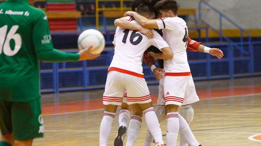 El Fútbol Sala Zamora celebra uno de sus goles, ayer.