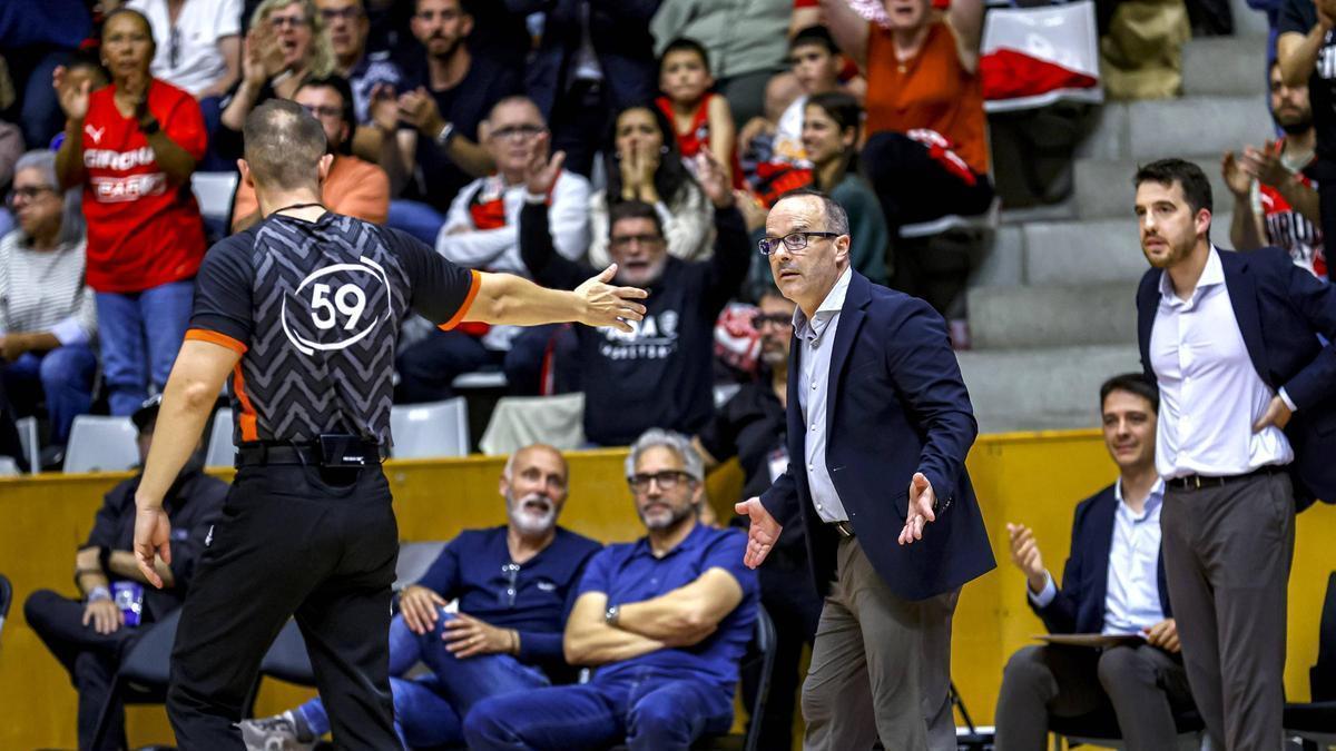L'entrenador del Baxi Manresa, Diego Ocampo, en una interacció amb l'arbitre Juan de Dios Oyón