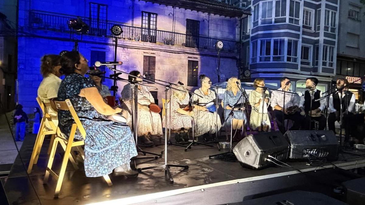 Unha das actuacións da terceira edición da Noite Tradi en Ribeira.