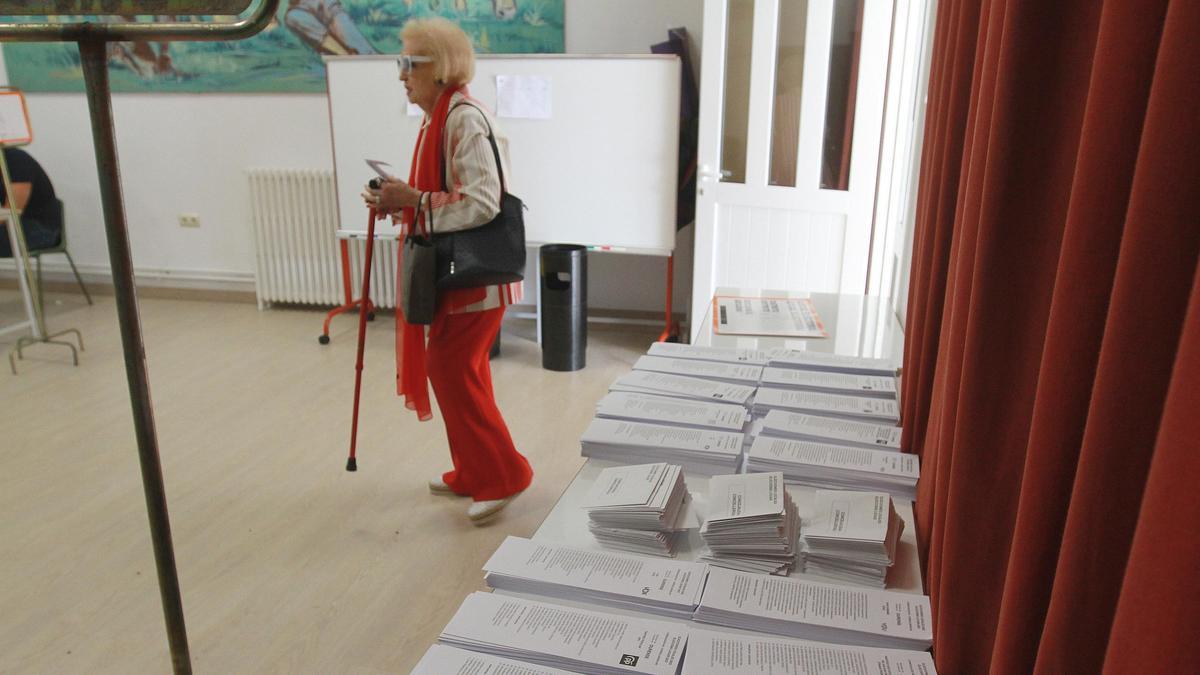Una mujer en un colegio electoral de Ourense.