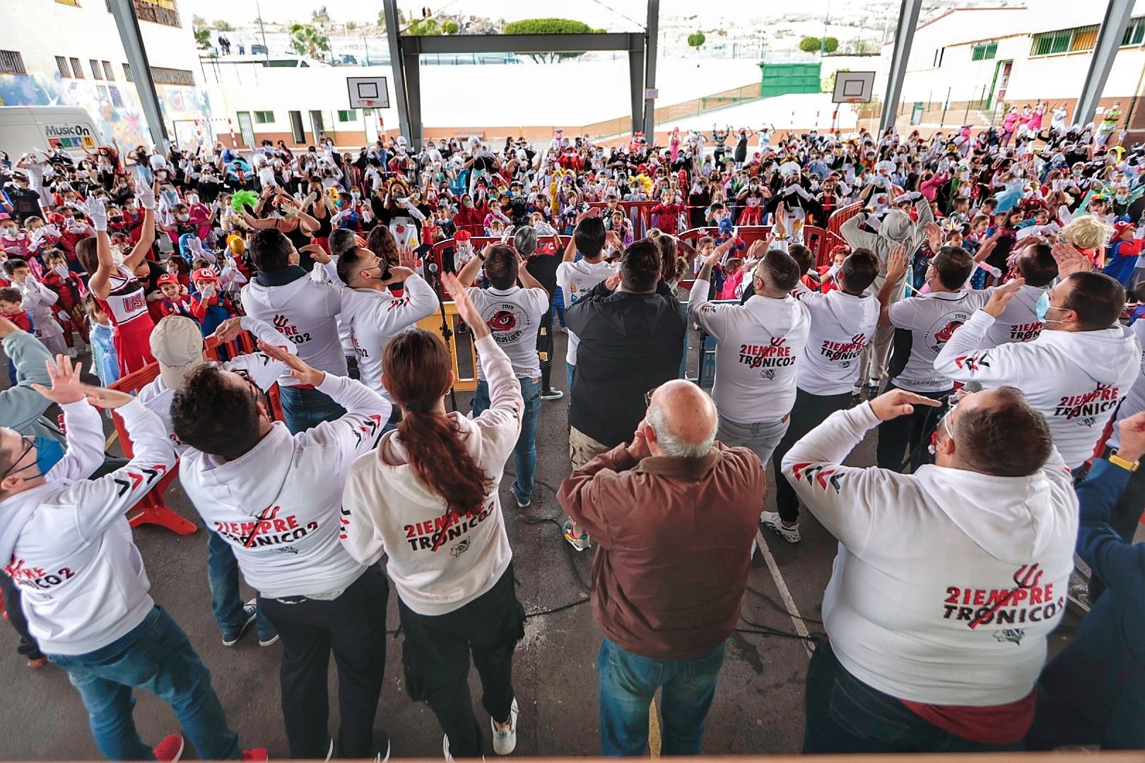 Diablos Locos celebra el Viernes de Carnaval con los alumnos del Príncipe Felipe de Candelaria