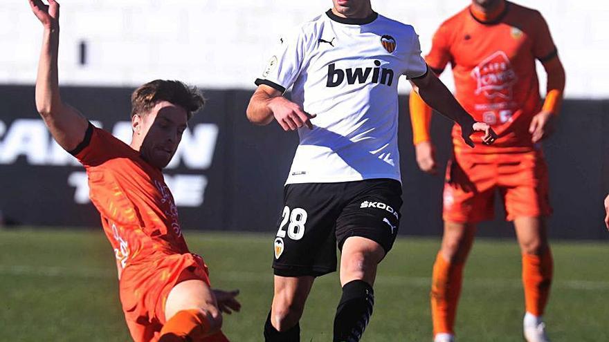 El Atzeneta en el partido contra el Mestalla Valencia. | J.M. LÓPEZ