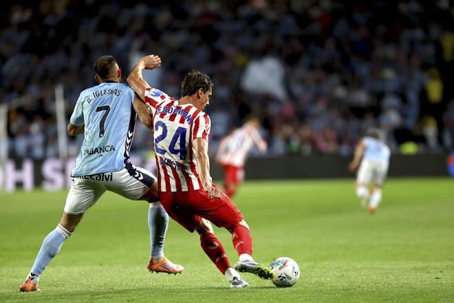 VIGO (PONTEVEDRA), 05/10/2025.- El delantero del Celta Borja Iglesias, y el defensa del Atlético de Madrid Robin Le Normand, durante el partido de la octava jornada de LaLiga EA Sports que Celta de Vigo y Atlético de Madrid disputan este domingo en el estadio de Balaídos. EFE/Salvador Sas