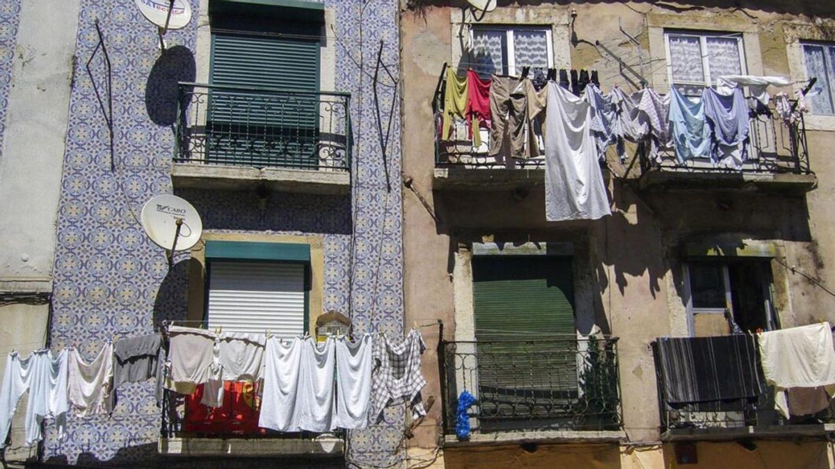 Ropa interior, camisetas, pantalones, el mono de trabajo, toallas y sábanas colgando de una cuerda atada a los bordes del balcón de cualquier casa flameando al viento