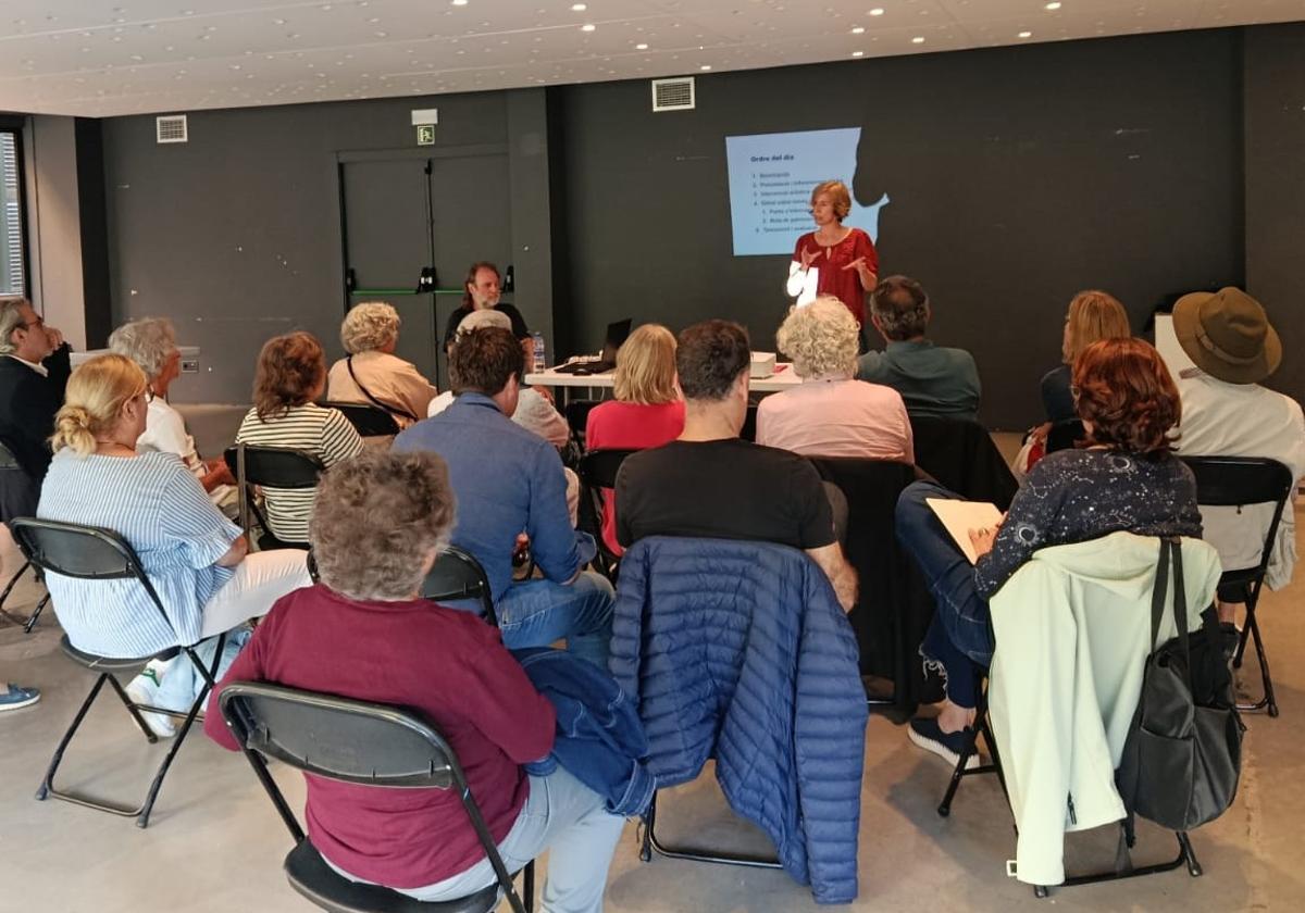 Veïns de Palamós participen en una sessió del nou cicle de reunions de barri