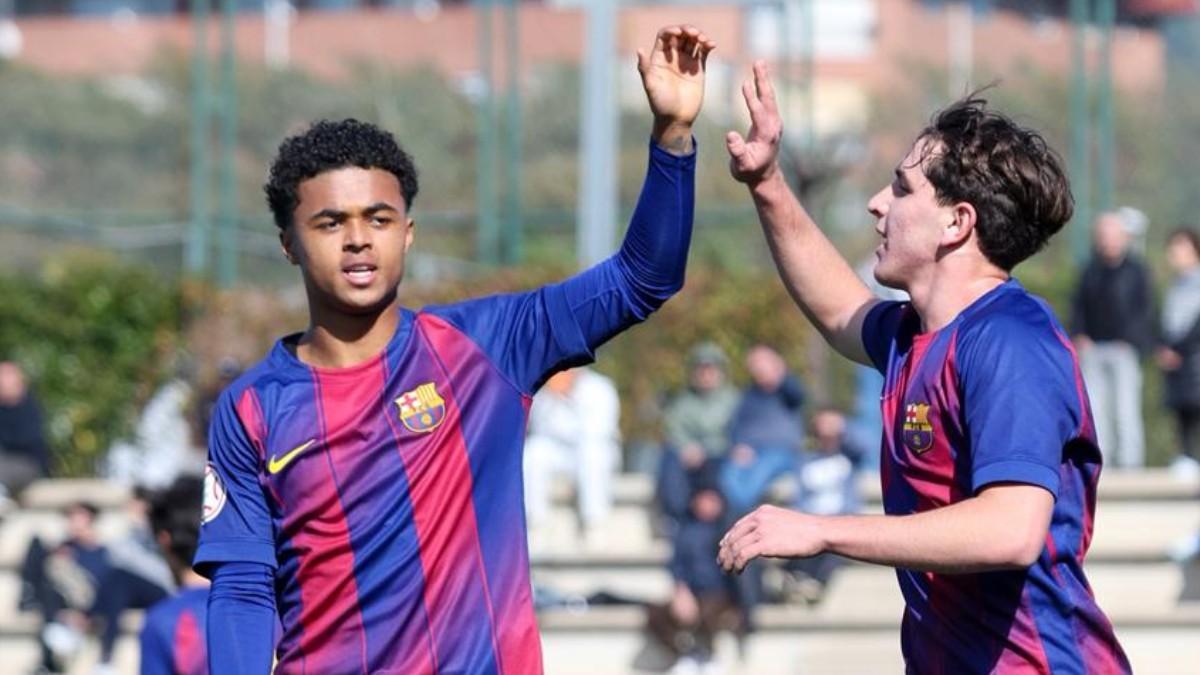 Shane celebra un gol con Pedro Rodríguez