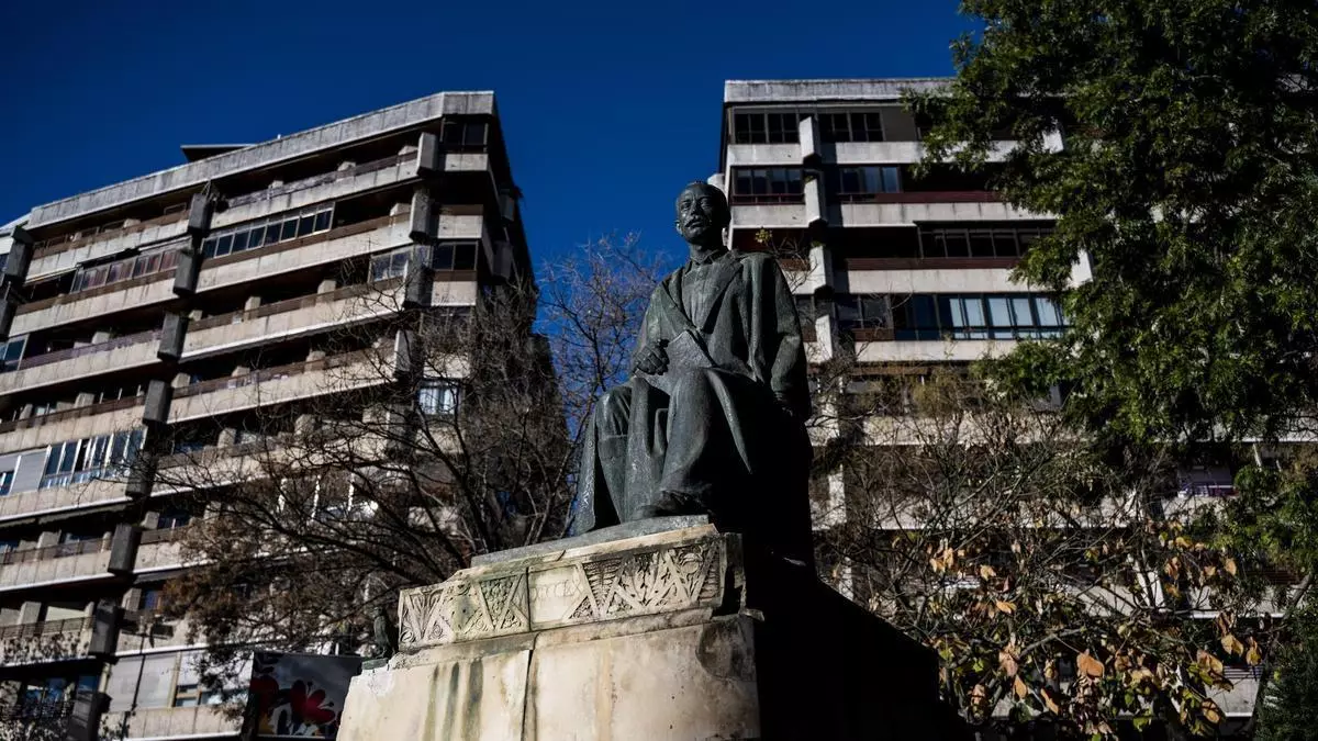 Robe y Gabriel y Galán, unidos en Cáceres por el centenario de la estatua del poeta