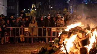 Zaragoza salta de nuevo sus hogueras de San Antón con el encendido de cuatro fuegos