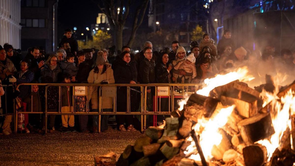 Las hogueras de San Antón se encienden en Zaragoza