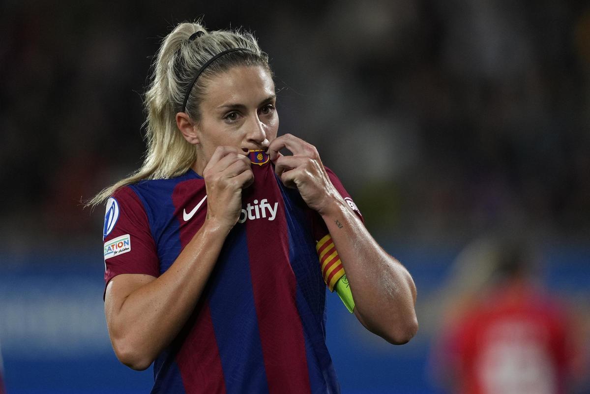 Alexia Putelllas se besa el escudo del Barcelona en el partido contra el Benfica.