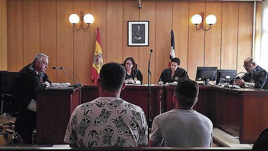 Los dos jóvenes condenados por los atracos, ayer durante el juicio celebrado en Palma.