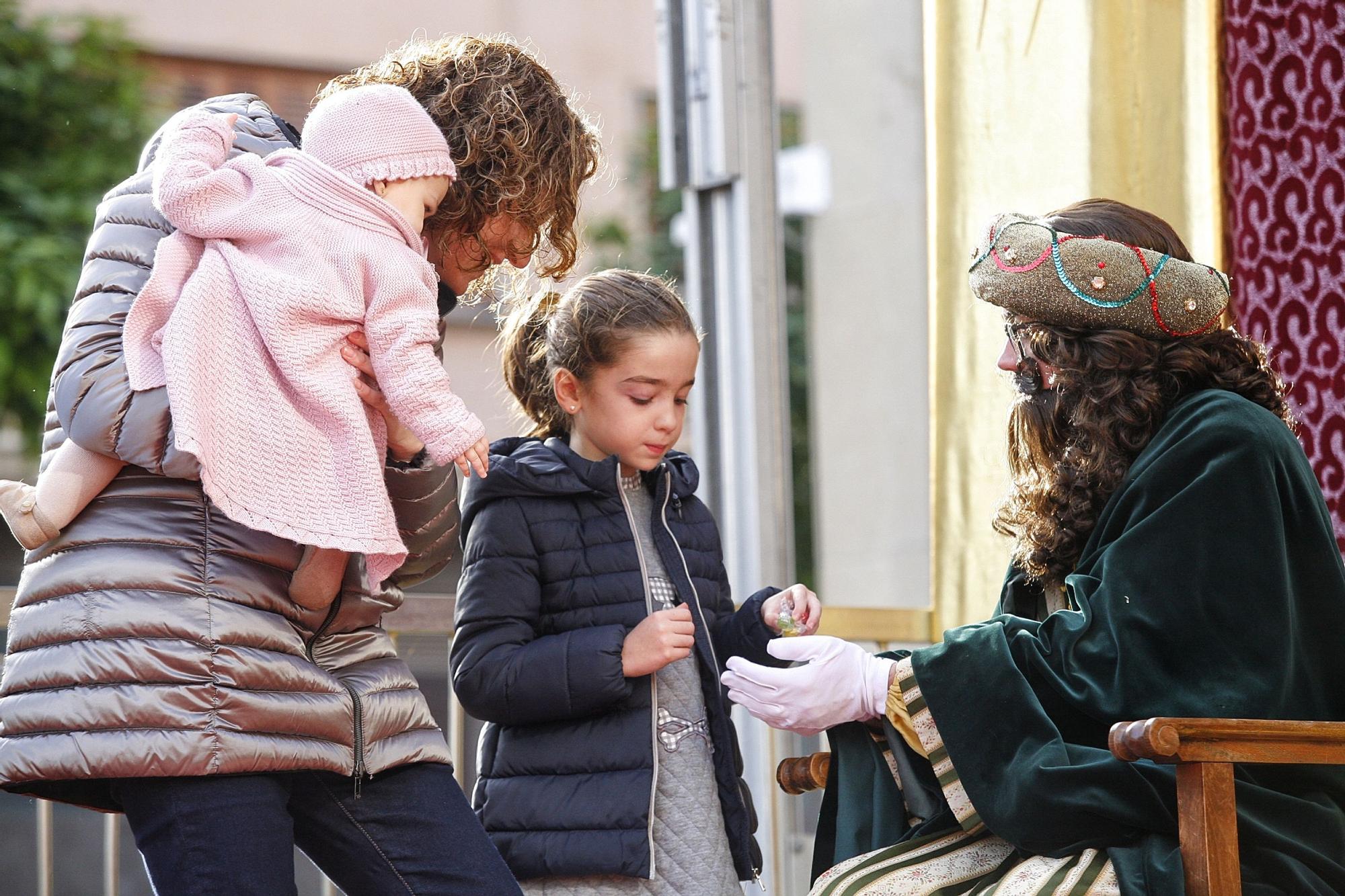 Multitudinaria entrega de las cartas de los niños de Vila-real a los pajes reales