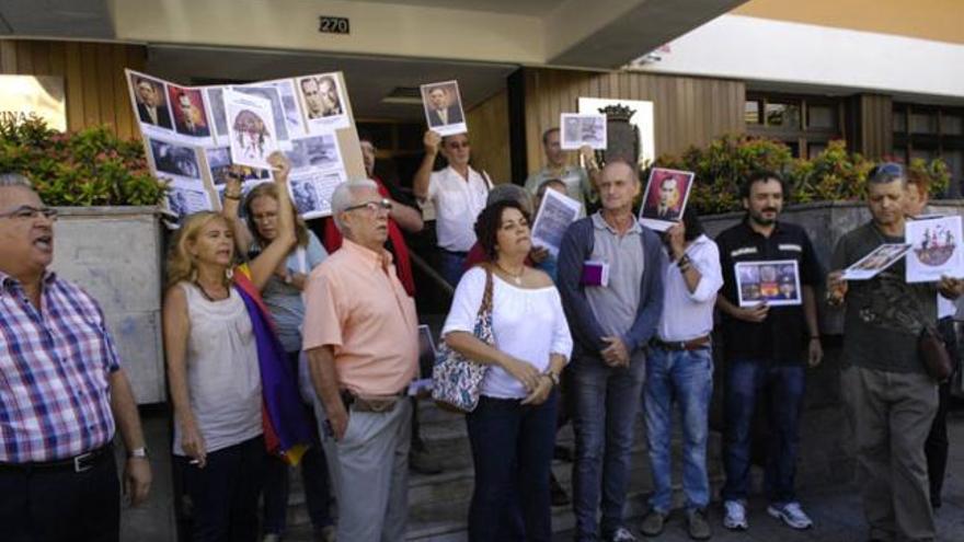 Miembros de la Plataforma y de diferentes colectivos se manifiestan, ayer, en la puerta de las oficinas municipales. | andrés cruz