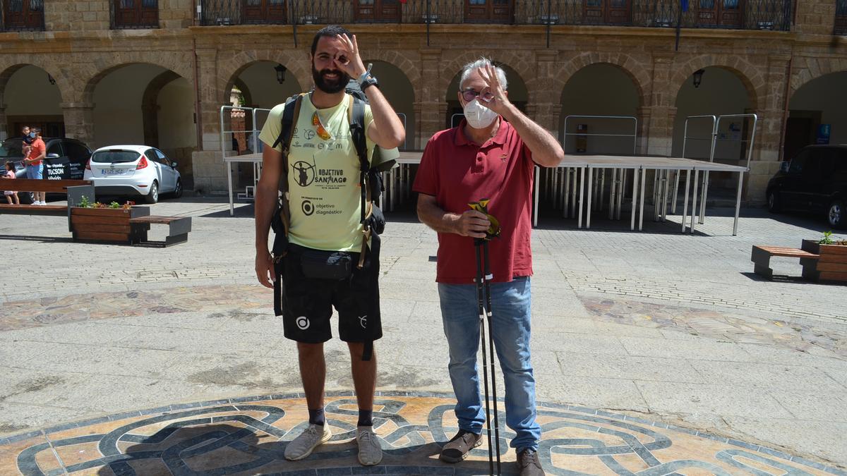 Pedro Hidalgo en Benavente junto al concejal de Turismo (derecha) en la Plaza Mayor de Benavente. / E. P.