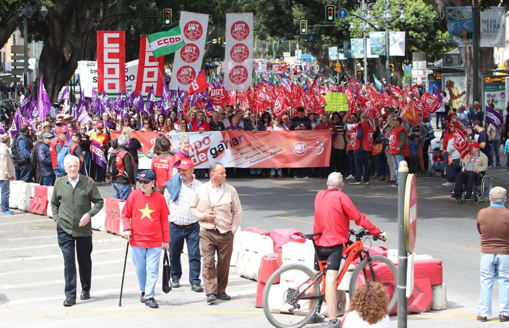 Miles de personas participan en la marcha convocada por los sindicatos para este martes, Día Internacional del Trabajo