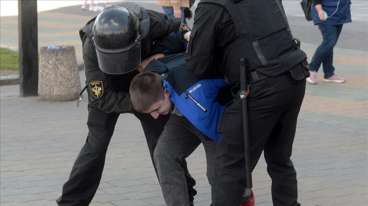 zentauroepp54906948 minsk  balarus   13 09 2020   belarus policemen detain a par200913153944