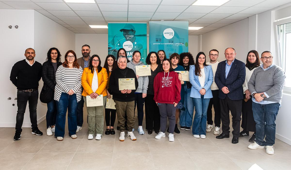 Belén do Campo, no centro, con persoal de Amicos e alumnas dos cursos tras a entrega dos diplomas.