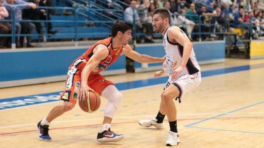 Joan Creus, defendido por Sanz en el partido del pasado viernes.