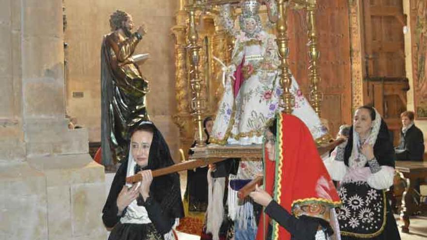 La Virgen llevada en andas por las mujeres.