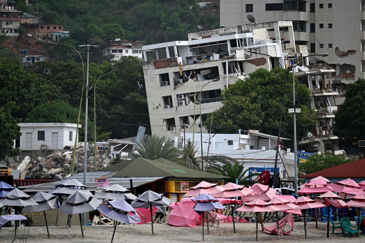Vista de un hotel de playa en Caraballeda, La Guaira, muy afectado por el seísmo.
