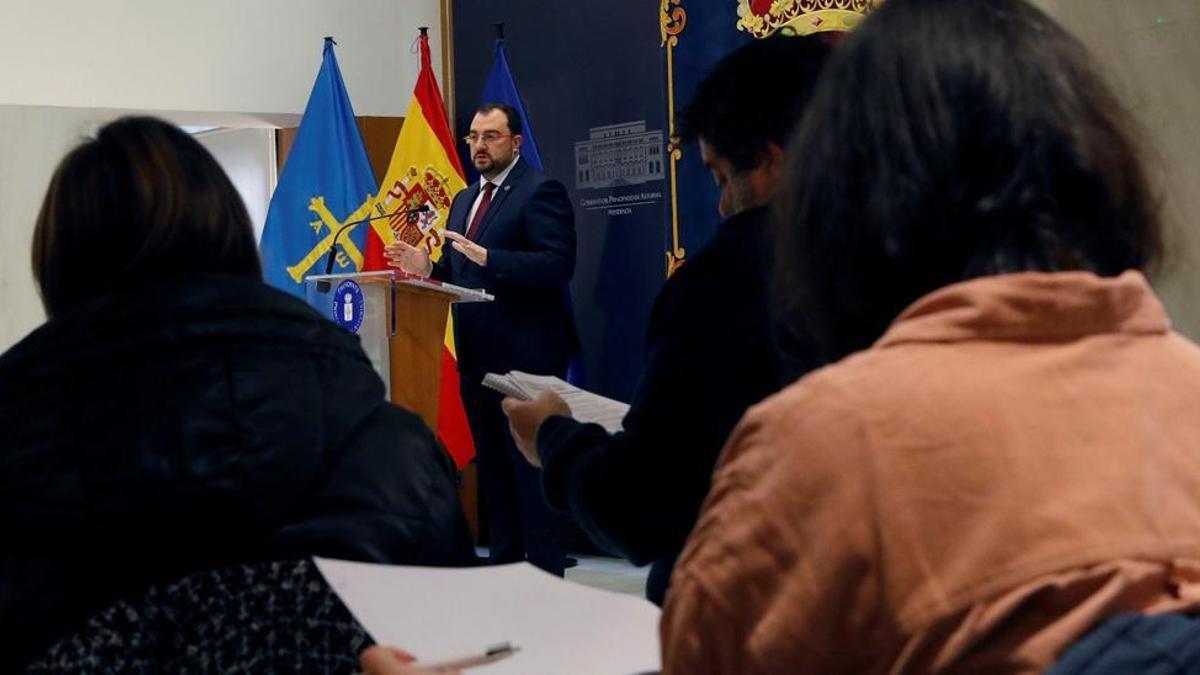 Adrián Barbón, en la rueda de prensa de este sábado.