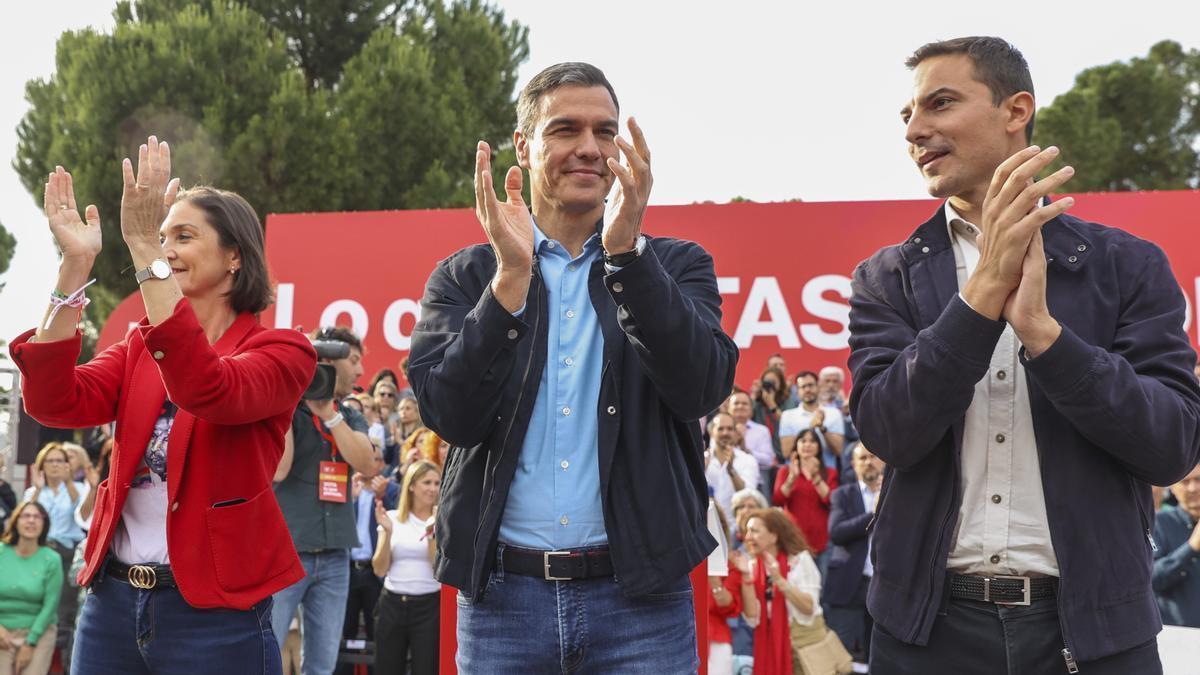 El presidente del Gobierno, Pedro Sánchez (c), junto a Juan Lobato (d) y Reyes Maroto (i) en un acto electoral.