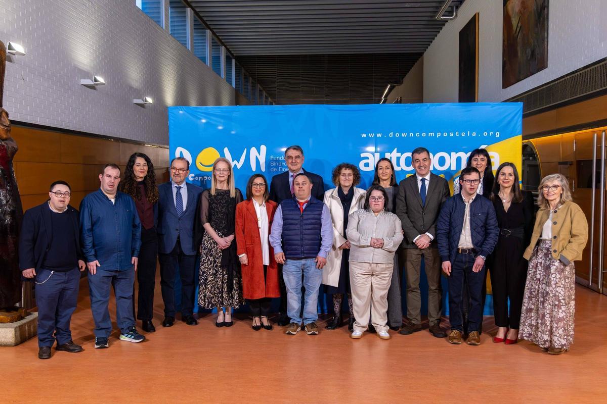 Juan Martínez, presidente da Fundación Down Compostela, cos galardoados e autoridades presentes na gala.