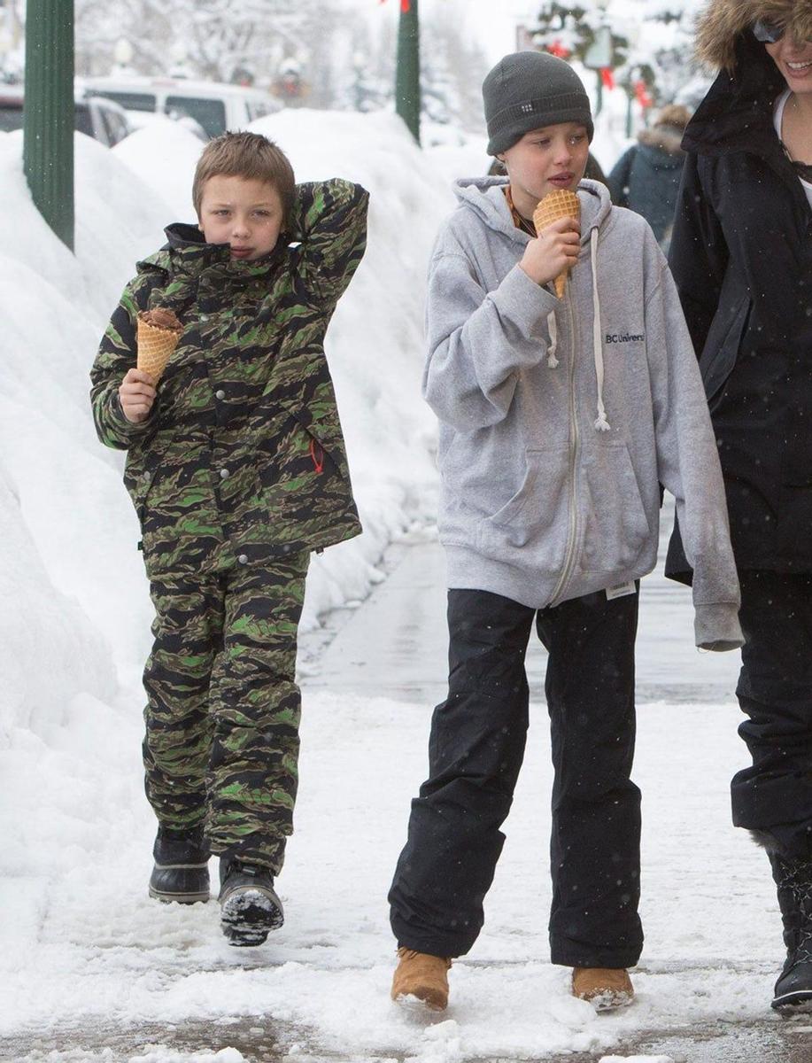 Knox y Shiloh, en Aspen de vacaciones con su madre Angelina Jolie