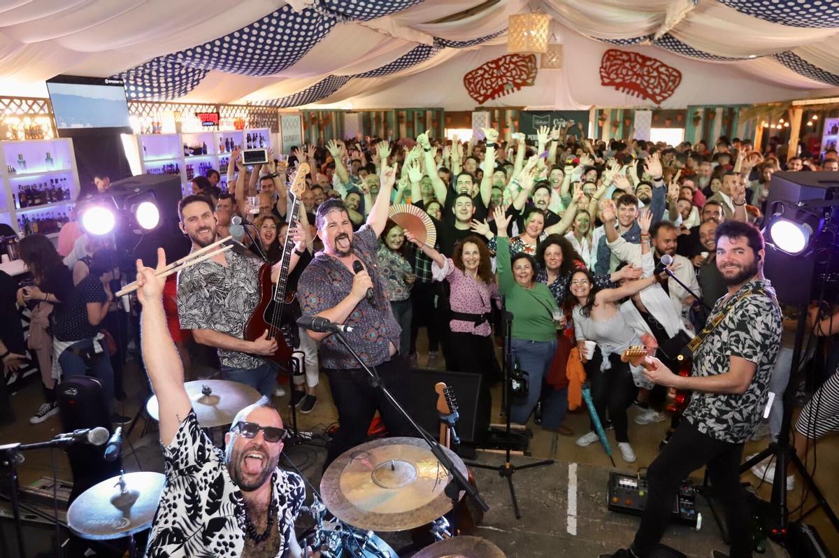 La banda Planeta 80 tiene el éxito asegurado, cada feria, en El Gazpacho. Las casetas alternan radiofórmula con sevillanas para atraer al público. La buena acogida del concierto de Los Tabernícolas en La Pasión demuestra el éxito de los conciertos en El Arenal