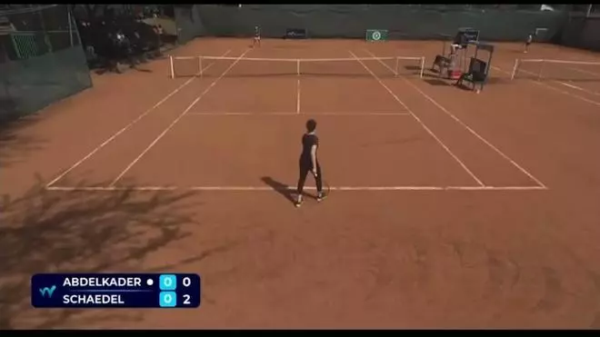 Bochornoso espectáculo, una jugadora recibe una wild card y no sabe ni sacar