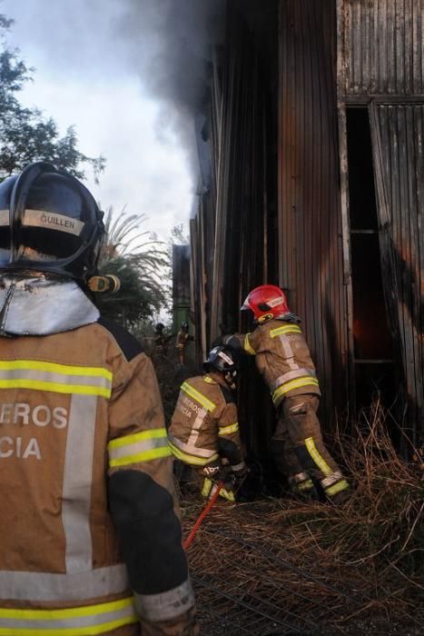 Arde una tienda de neumáticos en Murcia